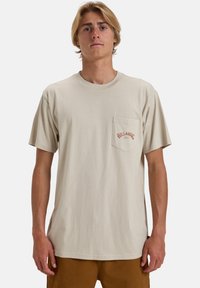 Billabong STACKED ARCH PKT - Triko s potiskem - sgl