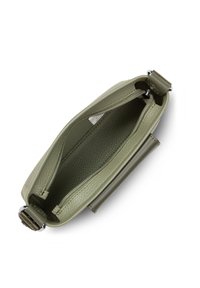 Borsa a tracolla in pelle verde oliva con superficie texture, chiusura con zip e tracolla sottile. Interno foderato con un tessuto liscio e di colore chiaro.