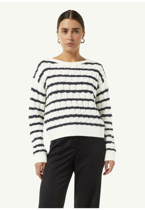 Weiß und marineblau gestreifter Strickpullover mit strukturiertem Finish, weitem Ausschnitt und gerippten Bündchen, kombiniert mit schwarzen Hosen.