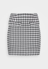 Svart och vit houndstooth-mönstrad minikjol med slät textur, som har två framfickor och en figurnära design.