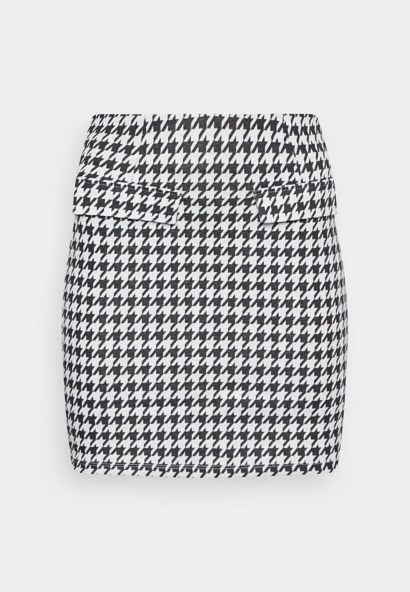 Černobílá mini sukně s houndstooth vzorem, hladkým povrchem, obsahující dvě přední kapsy a přiléhavý střih.