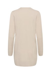 Beżowy długi sweter dzianinowy z długim rękawem, z prążkowanymi mankietami i paskiem u dołu, pokazany od tyłu na białym tle.