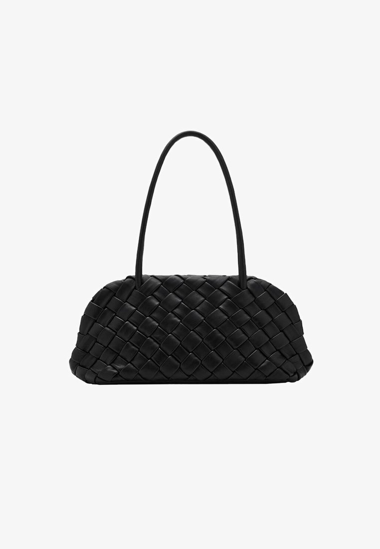 Borsa a tracolla in pelle intrecciata nera con una forma curva, caratterizzata da una superficie liscia, manici corti e un design di chiusura senza cuciture.