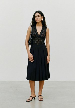 Vero Moda, SKIRT VMMIRANDA MID WAIST MIDI SKIRT - Jupe trapèze - black