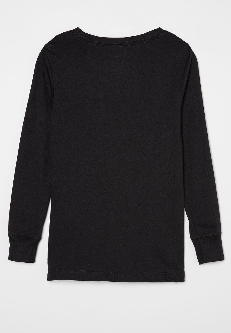 Camiseta de manga larga negra, hecha de una tela suave, con un escote redondo y puños ajustados. Diseño liso sin patrones ni acentos adicionales.