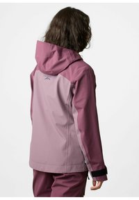 Veste imperméable dans des teintes de rose et de violet, dotée d'une capuche, de poignets réglables et d'une finition texturée. Logo sur le haut du dos.