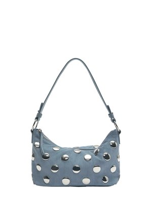 Malá modrá kabelka so striebornými okrúhlymi cvokmi a jediným ramenným popruhom, horné zapínanie na zips, zobrazená na bielom pozadí.