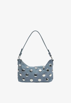 Petit sac à main bleu avec des clous ronds argentés et une seule bandoulière, fermeture éclair sur le dessus, présenté sur fond blanc.