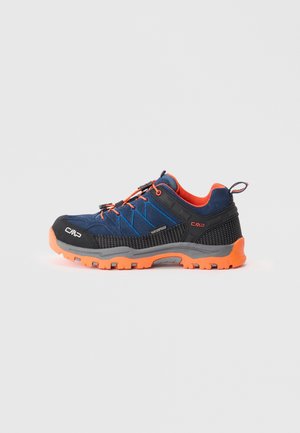 Zapato de senderismo impermeable en azul y naranja con detalles en negro, suela resistente, sistema de lazada rápida y asa en el lado del talón.