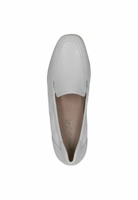 Bílé kožené slip-on boty s zaoblenou špičkou, texturovaným povrchem, jemnými detaily šití a světlou hnědou stélkou se vzorem značky.