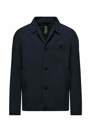 Ciemnogranatowa, zapinana na guziki kurtka z kołnierzem, kieszenią na piersi oraz dwoma bocznymi kieszeniami, prezentowana na białym tle.