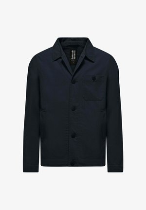 Ciemnogranatowa, zapinana na guziki kurtka z kołnierzem, kieszenią na piersi oraz dwoma bocznymi kieszeniami, prezentowana na białym tle.