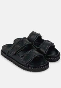 Zwarte leren sleehak sandalen met drie brede banden met een gevlochten ontwerp, een gestructureerde zool en een ronde neusvorm.