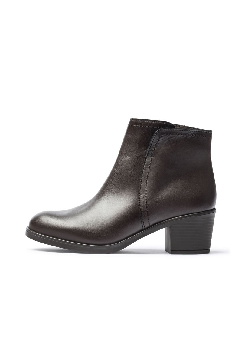 Bota de tobillo de cuero marrón con punta redondeada, tacón bajo tipo bloque, textura suave y un discreto detalle de costura a lo largo de las costuras.