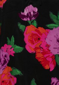 Tecido preto com grandes padrões florais vibrantes. Apresenta flores rosa, roxas e laranjas com folhas verdes, exibindo cores e texturas ousadas.