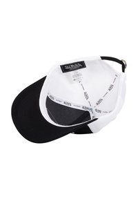 Casquette de baseball noir et blanc avec un peak structuré, doublure en mesh, sangle ajustable et étiquettes intérieures avec logo de la marque et informations d'entretien.