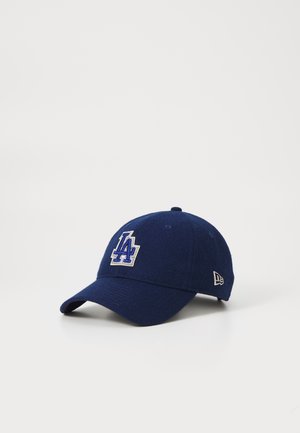 Căciulă de baseball de culoare albastră marină, confecționată din fetru, cu logo-ul brodat "LA" în albastru și alb. Dispune de o visor curbată și detalii cu logo pe lateral.