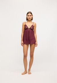 Burgundský priesvitný babydoll s čipkovým lemom, nastaviteľnými ramienkami a rozšíreným strihom, s centrálnym predným zapínaním a jemnou textúrou.
