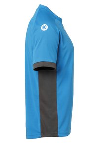 Blå sports T-shirt lavet af letvægtsstof. Har grå sidelapper, korte ærmer og rund hals. Logo på den øvre ærme.