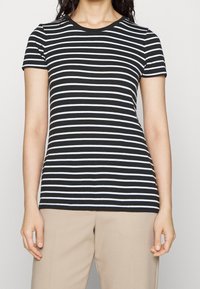 Camiseta entallada de manga corta, hecha de algodón, con rayas horizontales negras y azul claro. Cuello redondo, textura suave, detalle mínimo.