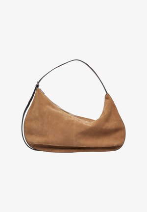 Miękka brązowa torba na ramię z zamszu z pojedynczym czarnym paskiem i górnym zamkiem błyskawicznym, przedstawiona na białym tle.