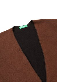 Hnědý svetr s černým vnitřním výstřihem, s V-švédým límcem a texturovanou tkaninou. Štítek nese nápis "United Colors of Benetton."