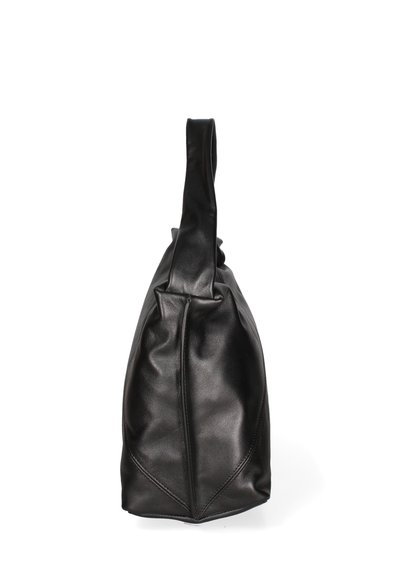 Borsa in pelle nera con un design morbido, manico prominente e dettagli di cucitura sottili. Texture liscia con una silhouette arrotondata.