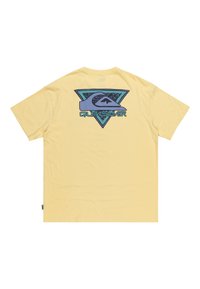 Camiseta amarilla de manga corta con un gran logo colorido de Quiksilver en un diseño triangular en la parte posterior. Tejido de algodón suave.