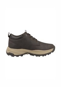 Zapatos de senderismo de cuero marrón con una superficie texturizada, acentos en negro y una suela de goma beige que presenta un patrón de banda de rodadura robusto.