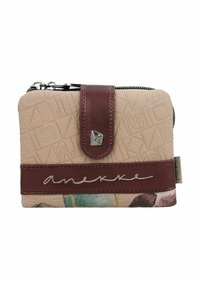 Cartera compacta en material texturizado beige con una correa de cuero burdeos. Presenta un acento plateado y un patrón artístico en la sección inferior.