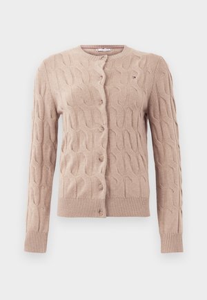 Beige strikket cardigan med kabelmønster, rund halsudskæring, knaplukning og ribkantede manchetter og kant. Velegnet til hverdag.