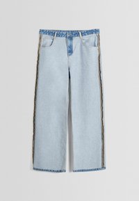 Ljusblå vida jeans med rak passform, som har en mörkblå midja och vertikal flerfärgad sömmar längs sidorna.