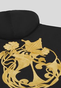 Zwarte hoodie met ingewikkelde gouden bloemembossing, met een zachte textuur en een afgerond ontwerp van de capuchon. Stylische kronkelige patronen benadrukken de details.