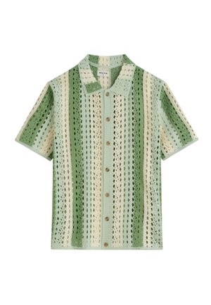 Chemise en maille à manches courtes avec des rayures verticales vertes, crème et beige, avec col et patte de boutonnage devant.