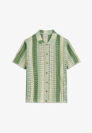Chemise en maille à manches courtes avec des rayures verticales vertes, crème et beige, avec col et patte de boutonnage devant.
