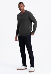 Ombre WASHED - Strickpullover - black