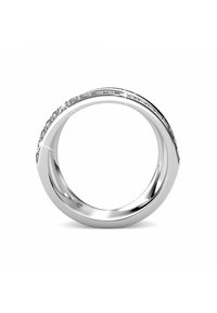 Anello d'argento con finitura lucida, design curvo e una fila di piccoli pietre incastonate lungo il bordo superiore per un tocco di dettaglio in più.