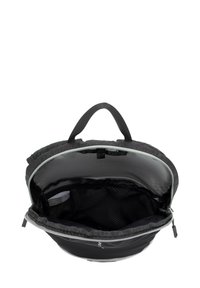Zaino nero dalla forma arrotondata, con apertura a zip, tasche in rete e una superficie texturizzata. L'interno è foderato con un tessuto liscio.