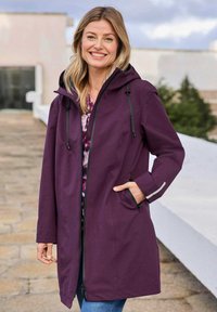 Paarse waterdichte jas met een capuchon, verstelbare koordjes, zwarte accenten, ritssluiting en zijzakken. Gladde textuur, middellange uitstraling.