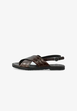 Barna bőr szandál krokodilbőr textúrával, keresztpántokkal, állítható hátsó pánttal és csattal, fekete talppal.