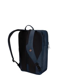 Sac à dos bleu marine et noir avec des bretelles rembourrées, une poignée supérieure et une fermeture éclair. Présente une forme rectangulaire élégante et un tissu résistant.