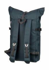Zaino roll-top imbottito blu scuro con spallacci regolabili, fibbie laterali e una tasca con zip sul pannello posteriore.