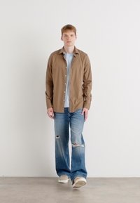 Calvin Klein SLIM SHIRT - Formalna srajca - new tan