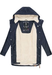 Chaqueta impermeable azul marino con un forro de felpa color crema, que incluye capucha, cierre de cremallera, botones a presión y un detalle de cuero marrón.