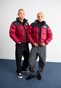 The North Face 1996 RETRO NUPTSE JACKET - Dunjakke - beetroot/black