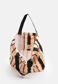 Borsa a spalla con motivo che presenta un design ondulato nei colori rosa, crema e nero, con una tracolla nera, una chiusura a scatto e una tasca interna.