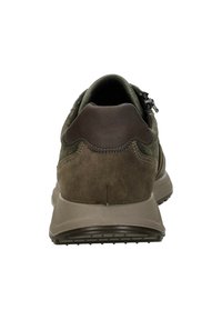 Donkergroene suède sneakers met bruine leren accenten, gevoerde kraag en een gewatteerde beige zool. Achteraanzicht toont details van de ritssluiting.