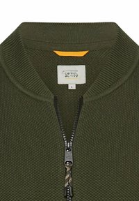 Khaki-grüner Pullover mit Viertel-Reißverschluss, geripptem Kragen, strukturiertem Strickstoff und einem kleinen gelben Akzent über dem Etikett. Größe L.