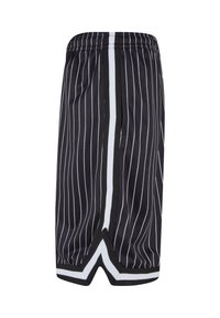 Shorts de sport noirs avec des rayures verticales blanches, fabriqués en tissu en maille. Comprend une taille élastique et des accents latéraux contrastés.
