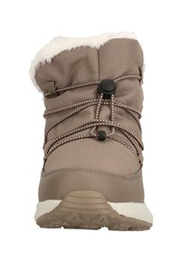 Brune ankelstøvler med plysfor, tekstiloverdel, elastisk snøresystem og struktureret sål for godt greb. Enkel og funktionel design.